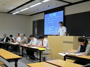 総会の様子　壇上より　選挙管理委員長清水氏